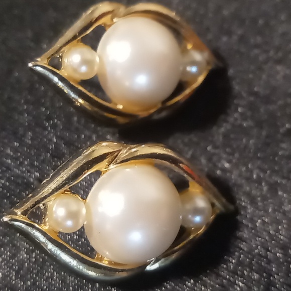 Vintage new old stock gold plated faux pearl pierced. Woolworths tags - Picture 3 of 5